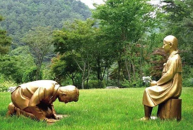 韩国造安倍下跪谢罪雕像，日本朝野大怒，日网友咆哮：要制裁韩国