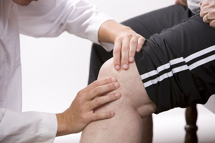 老人膝关节不好，到底要静养还是运动强身？骨科专家给出答案