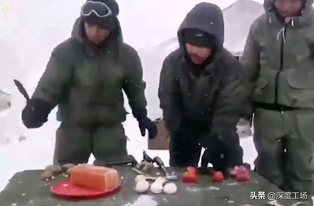 边境雪山降温，食品冻成冰坨：印军用弯刀猛砍土豆，根本砍不开