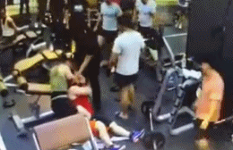 因为争抢器械，两肌肉男在健身房大打出手，场面一度混乱