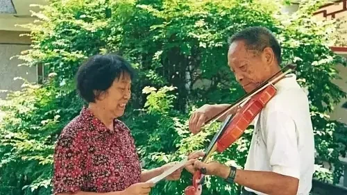 相识1个月闪婚，却独宠她57年：90岁的袁隆平，也太酷了