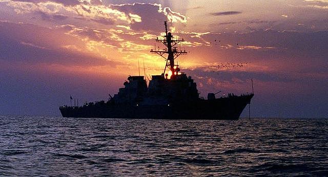 美军扣押伊朗货轮，抢走救命物资，美军基地却突然遭袭击
