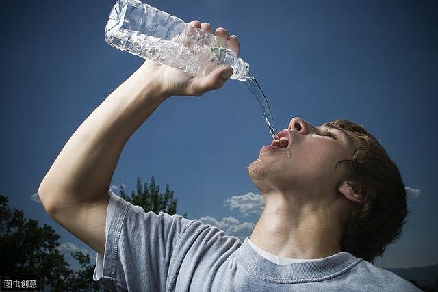 喝水能减肥吗？正确的喝水方法，坚持2个月，比别人多瘦5斤