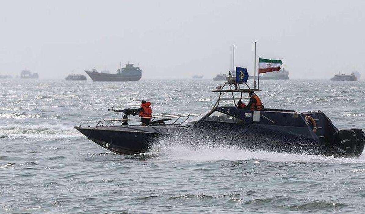 伊朗率先出招，波斯湾扣押20多艘船只，美航母不敢采取任何行动