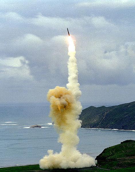 美凌晨试射导弹，发出开战威胁，俄32枚洲际导弹抵近美近海回应