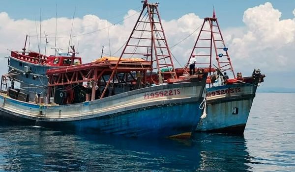 南海突发冲突，越南渔船主动开火遭痛击，马来西亚海警船直接开火