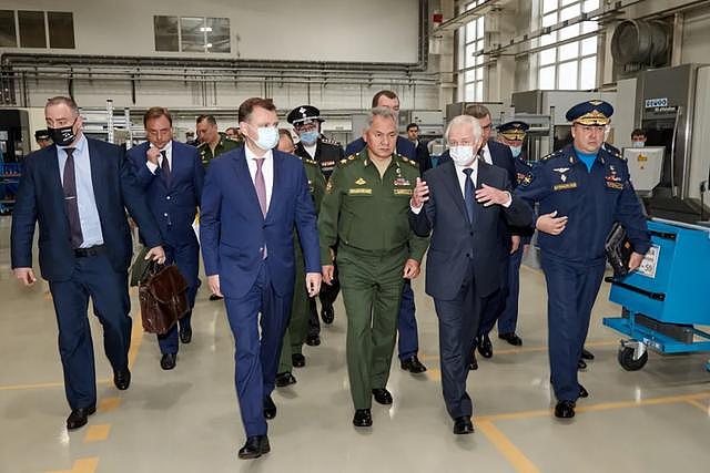 苏-57最新消息！俄国防部长参观最新战机，还有多少细节能够解读