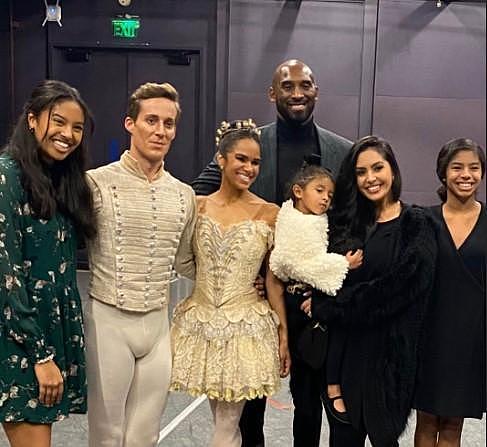 幸福一家！科比夫妇携仨女儿看芭蕾舞表演 后台祝贺黑人首席女演员