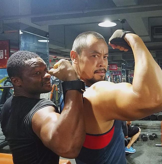 47岁的晋松肌肉碾压老外，被称“中国版巨石强森”