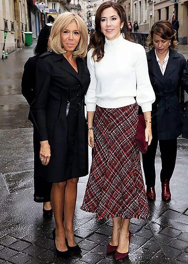丹麦王妃太时髦！跟法国总统夫人穿衣“撞色”，布丽吉特笑得勉强