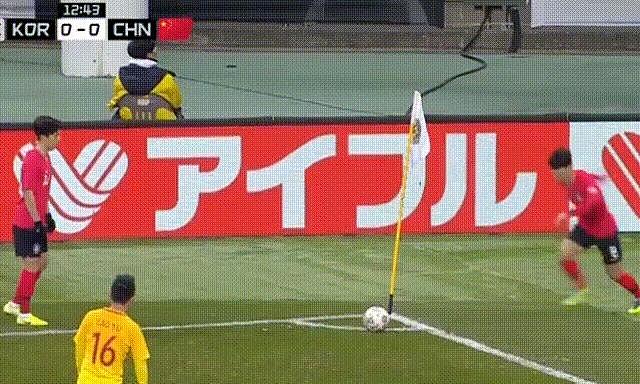 横梁救了国足1次，但30秒后中超球员反戈一击！韩国美女疯狂庆祝