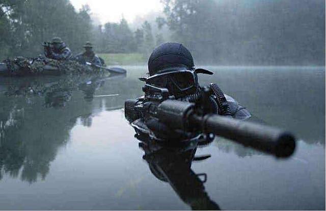 想活命，就跳水！战斗中士兵躲入水中，真的可以防御子弹吗？