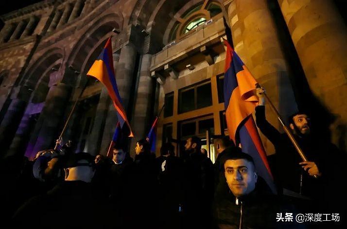 亚美尼亚投降派议长遭围殴，无数拳脚殴打致重伤：现场视频火爆