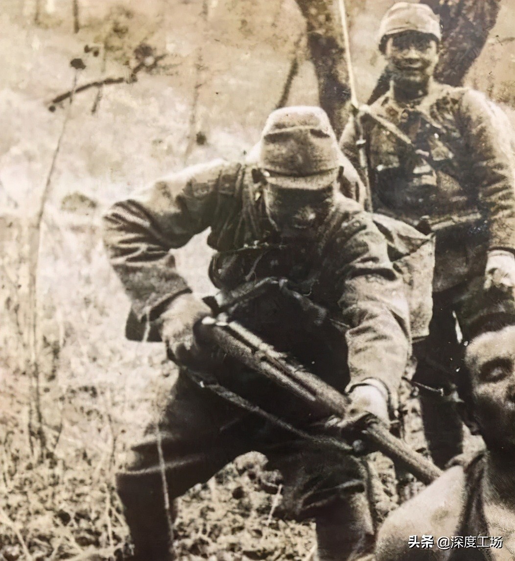 南京保卫战记者拍下：一名被日军刺刀从后背刺穿胸膛的中国士兵