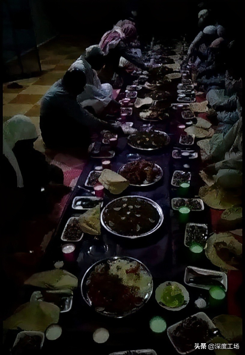 叙利亚叛军盛大晚宴，照片上传朋友圈：导弹精确命中餐桌剧烈爆炸