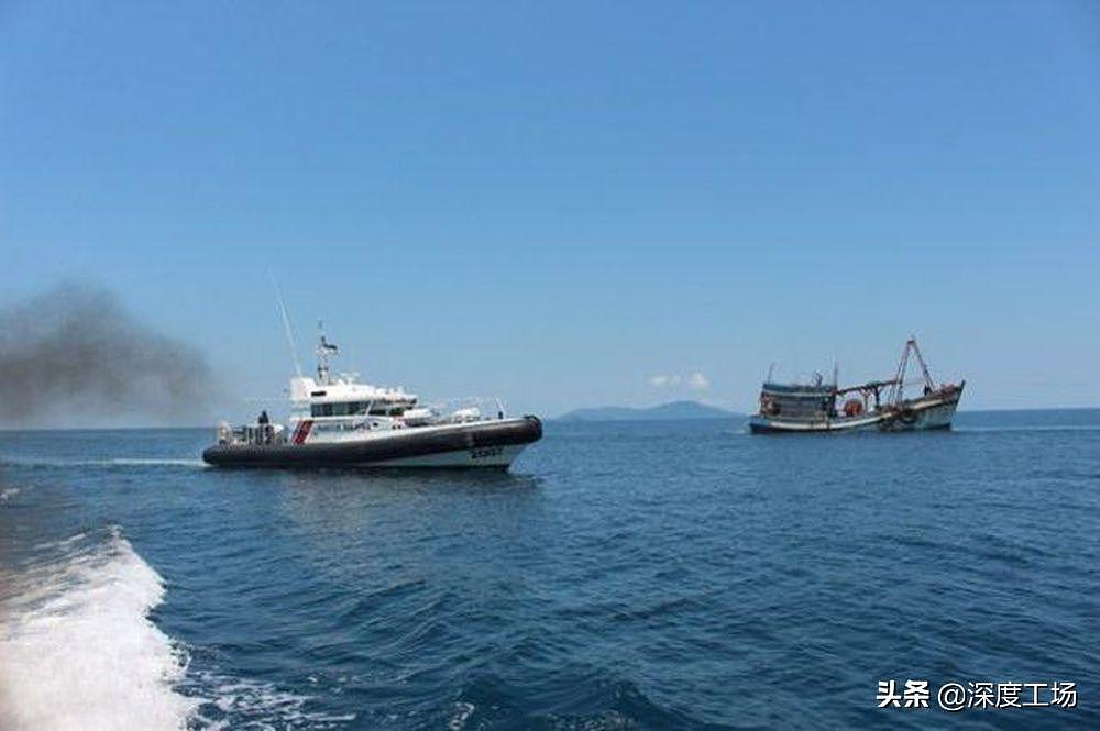 越南渔船炸弹袭击马来西亚海警船，大马力猛烈撞击：突击步枪开火