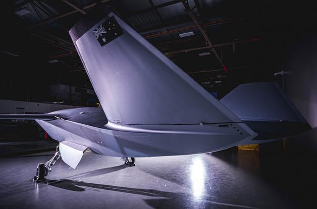 波音为澳大利亚推出三架“忠诚僚机”无人机原型机中的第一架