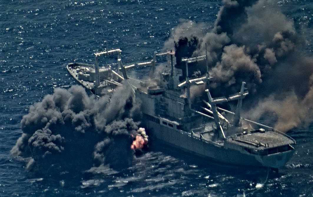 美军万吨军舰被击沉，美网友：真浪费，炸毁了一艘非常有用的军舰