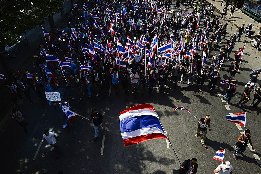 全国抗议示威按下暂停键，从不低头的泰王罕见服软，泰国要变天了