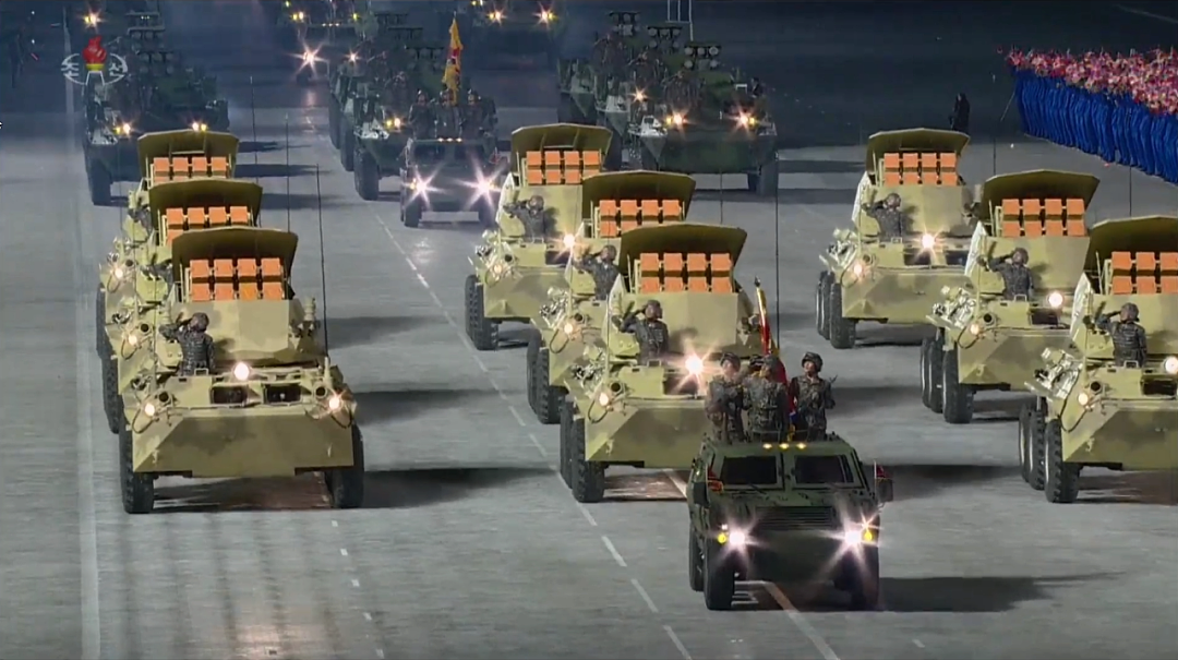 深夜朝鲜阅兵吓到我！信息量最大！满屏火箭炮和高仿美国M1坦克