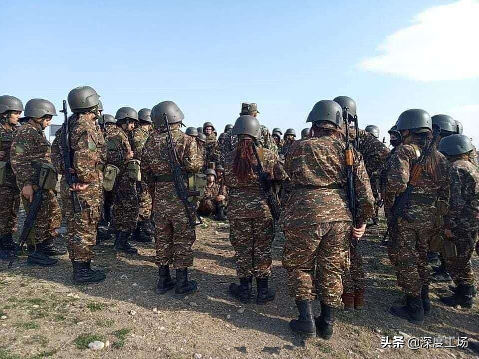 燃烧弹炸开突破口！大批亚美尼亚美女士兵集结，要闯死亡公路