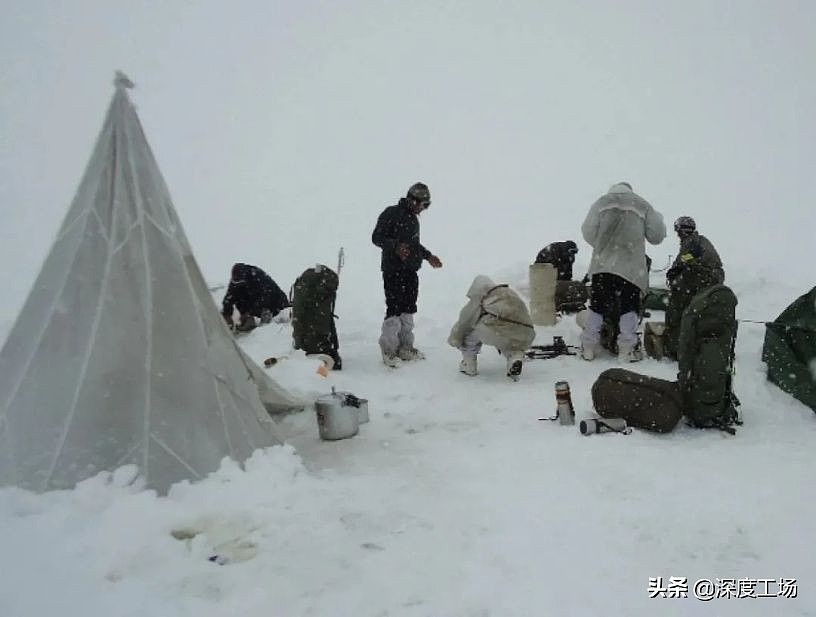 班公湖开始结冰，印军小帐篷外露天做饭：印军出动双峰骆驼运输