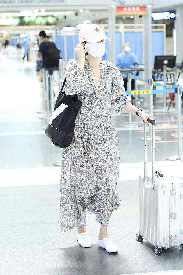 马伊琍走机场遮得太严实！但看穿衣风格就猜得出是她，尤其是鞋子