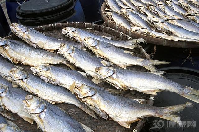 我国每年新增400万癌症患者，医生急劝：4种食物尽早撤下餐桌