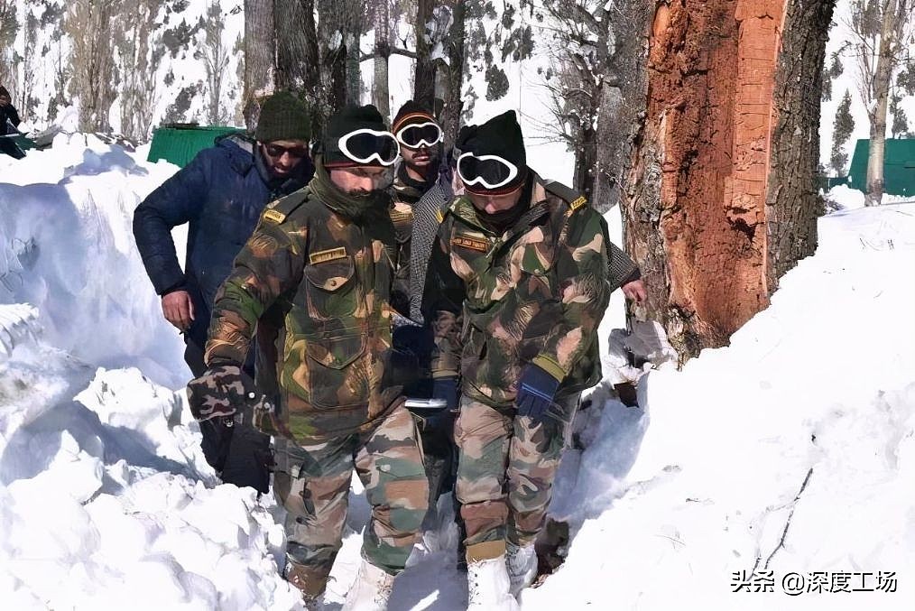 拉达克下大雪，印军小分队上山巡逻：只穿着单衣，冻得发抖裹毯子