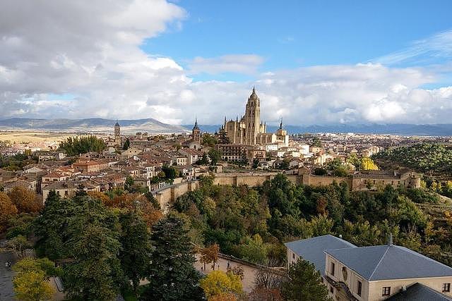 一起云旅游：漫步西班牙马德里近郊中世纪古城，景色十分迷人
