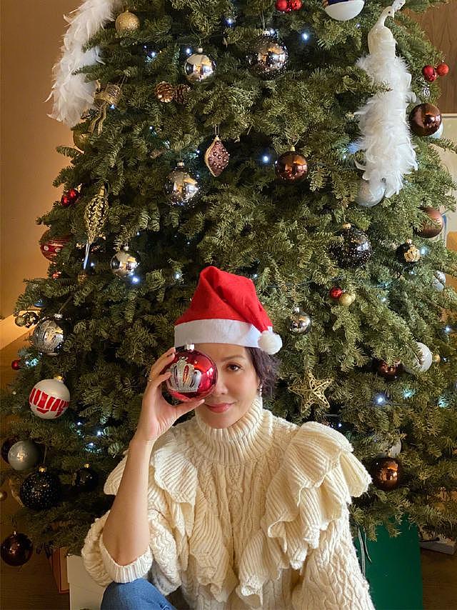 刘嘉玲欢乐过圣诞，穿毛衣撞衫小24岁郑秀妍，输了年龄却赢了气质