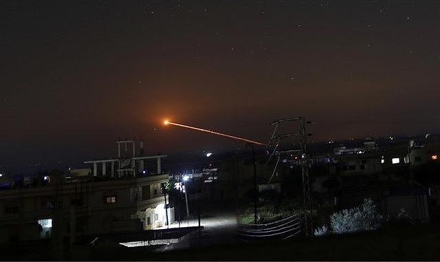 叙利亚导弹夜空命中以色列导弹，画面首次曝光：巨大亮光照亮地面