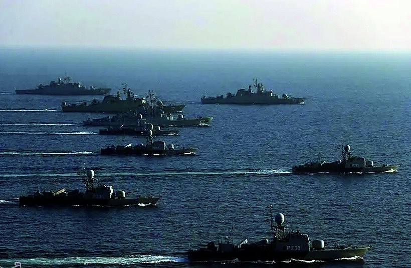 伊朗率先出招，波斯湾扣押20多艘船只，美航母不敢采取任何行动