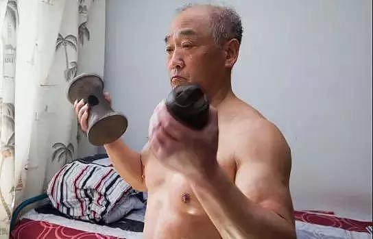 73岁大爷用电熨斗健身20年！自制健身神器，让整个健身圈叹服