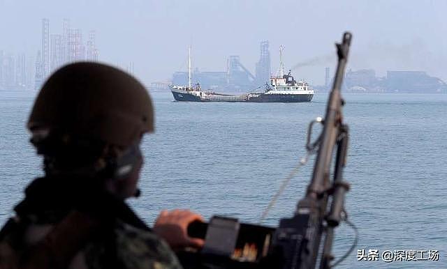 埃及军舰拦截伊朗油轮，伊朗巨轮拼命抵抗：战机升空不投降就击沉