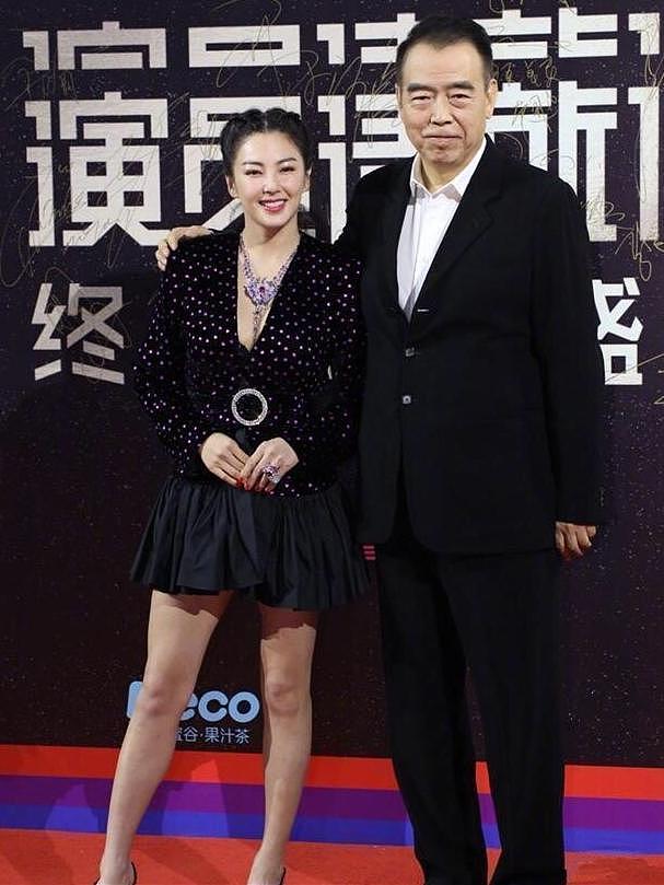 67岁陈凯歌穿黑衣成熟稳重，获女粉丝夹道欢迎，陈红紧跟眼神犀利
