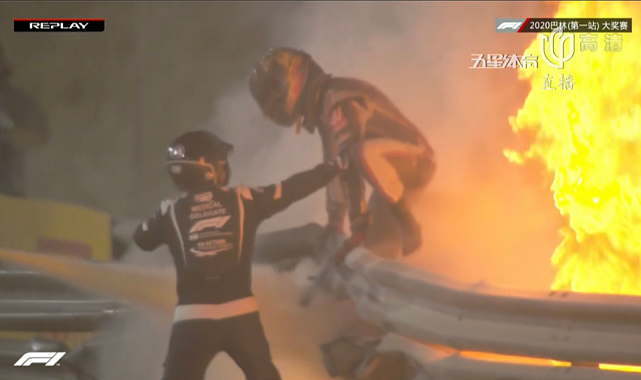 F1史诗级事故！赛车竟被撞成两截，格罗斯让爬出火海，死里逃生