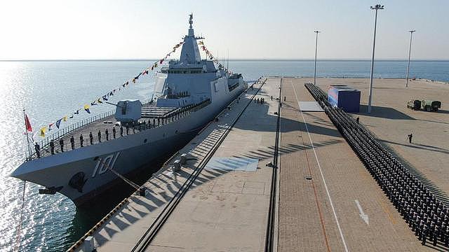 中国055型驱逐舰南昌舰正式服役！国际媒体：我们就叫你巡洋舰