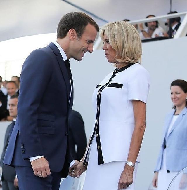 67岁法国总统夫人手戴一钻戒，穿啥都配它，拍照时有意无意秀出来