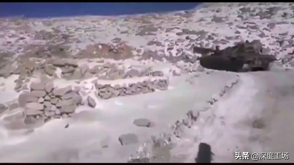 拉达克下雪了，印军坦克成群结队进入山区：一张照片暴露印军底细