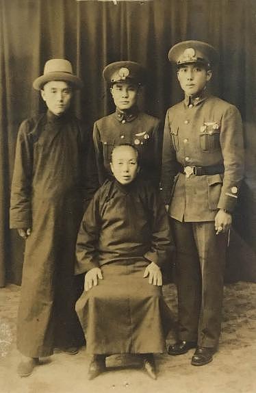 中国飞行员被包围后自尽，高喊“中国无被俘空军”，日军为其建坟