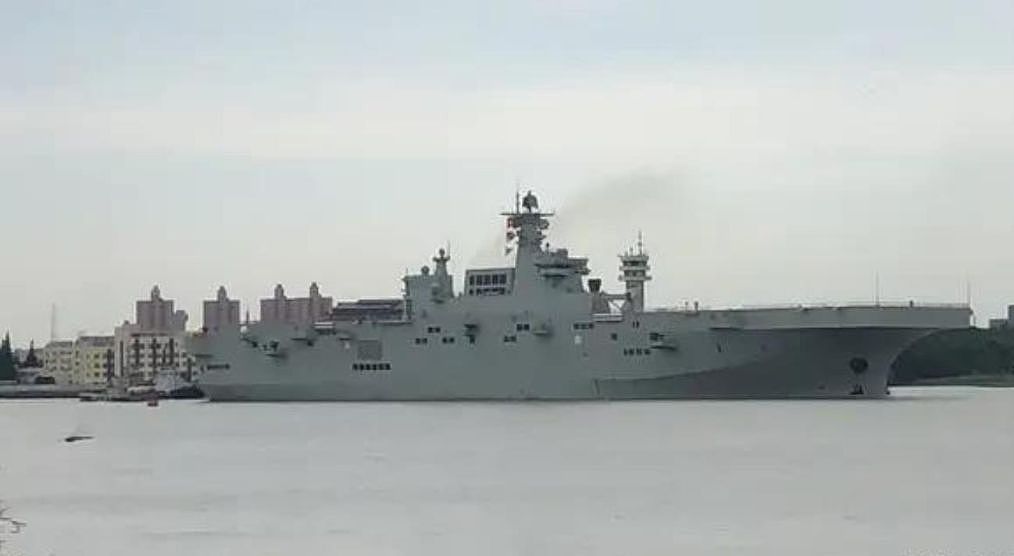 中国为何先造山东舰，后造075小平顶，两栖攻击舰比航母还难？