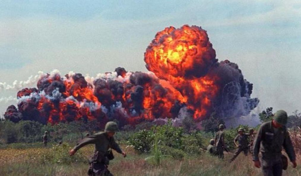 越南丛林战伤亡惨重，美军为何不直接放火烧山？他们有更坏的办法