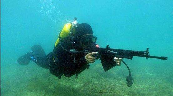 敌方蛙人的噩梦：中国蛙人装备精良，“水下步枪”能打20米远