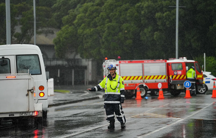 极端天气警报!暴雨狂袭!通信中断!学校停课!林肯大学缩编!40岗位或被裁撤!新西兰医生禁用AI写病历!官方:未审批AI写病历将被处分!(组图) - 2