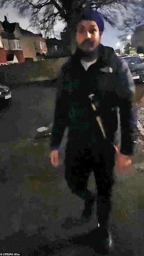 全英震怒！凶手连捅男孩6刀后，一句“他种族歧视”，警察乖乖把受害者铐上了... - 3