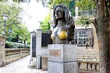 游客摸了近30年，巴黎最有名的金色胸部突然黑了！市政府刷完还说：不是我干的？？（组图）