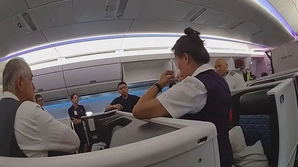 离谱！华男酒后大闹国际航班，飞机被迫改降！妻子帮腔：在中国服务更好（组图） - 4