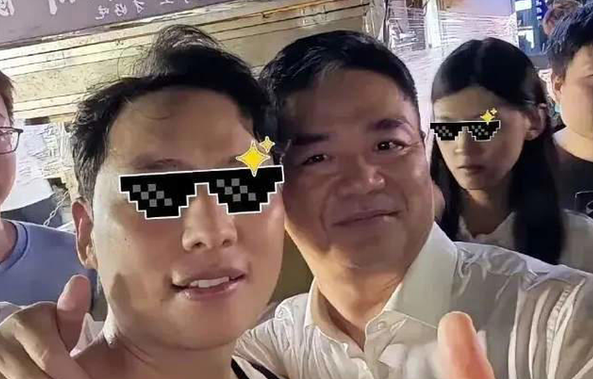 反差拉满!刘强东福州夜市被偶遇,粉衣嗦粉狂炫小龙虾,两女子陪同太接地气(组图) - 3
