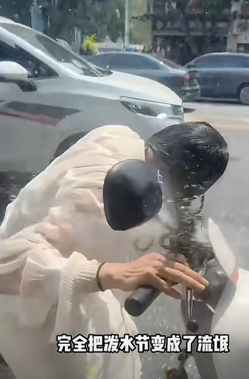 别拿泼水节当遮羞布了:拉车门、灌老人、滋女人,这叫过节?(组图) - 7